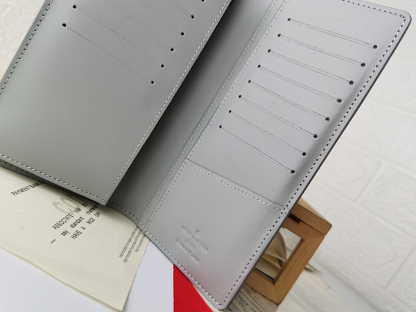 LVコピーウォレット着用イメージ